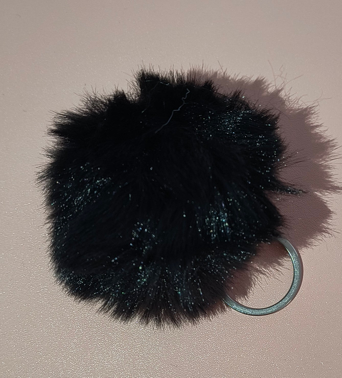 Llavero de Pompón Disponible en Diferentes Colores – Perfecto para Llaves o Decorar tu Bolso - tenemosturegalo.es