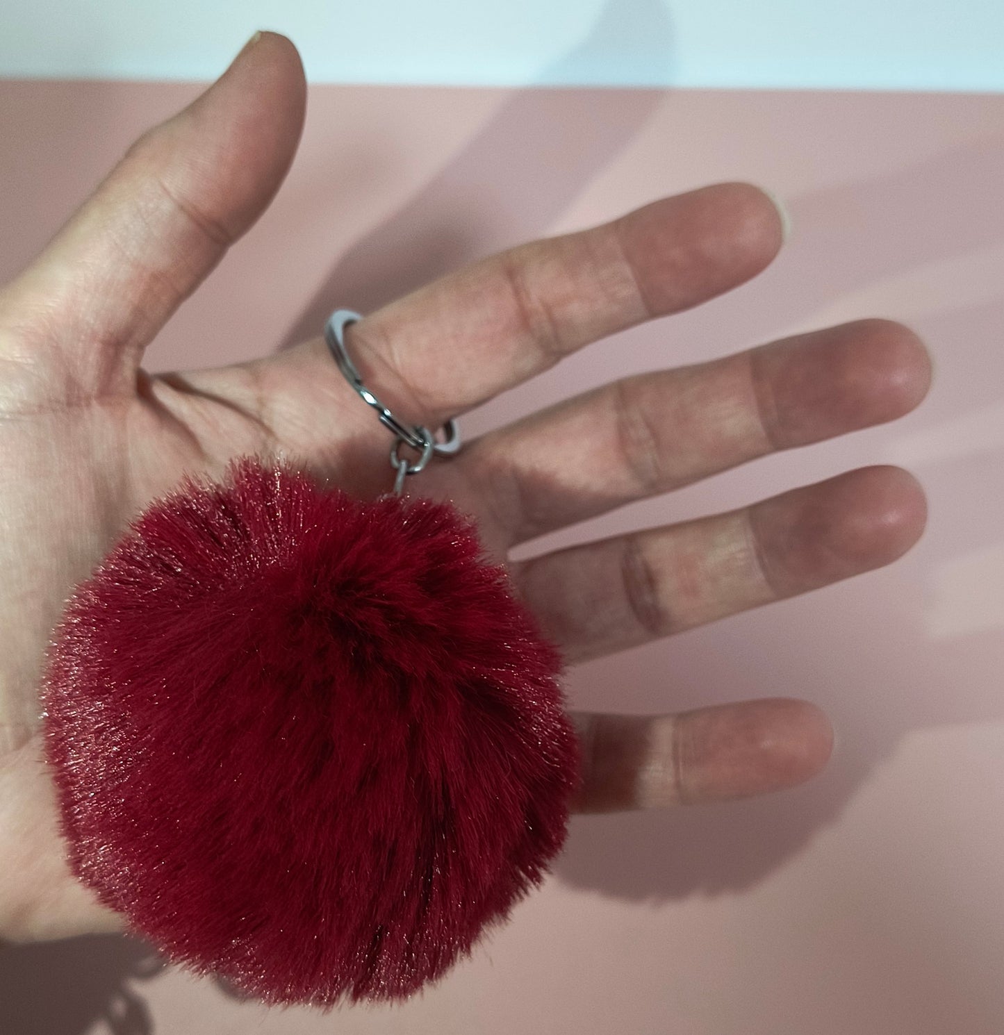 Llavero de Pompón Disponible en Diferentes Colores – Perfecto para Llaves o Decorar tu Bolso - tenemosturegalo.es