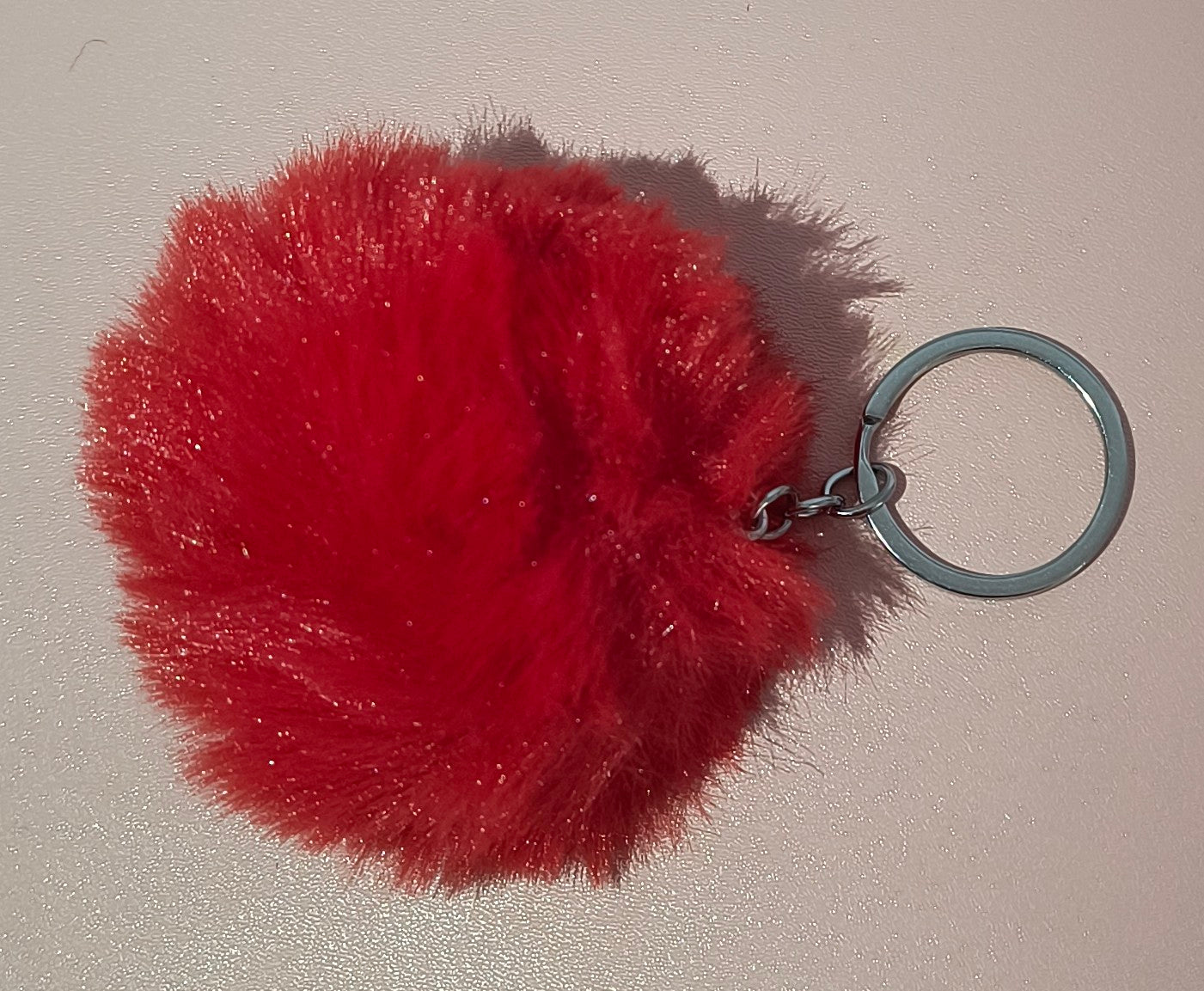 Llavero de Pompón Disponible en Diferentes Colores – Perfecto para Llaves o Decorar tu Bolso - tenemosturegalo.es