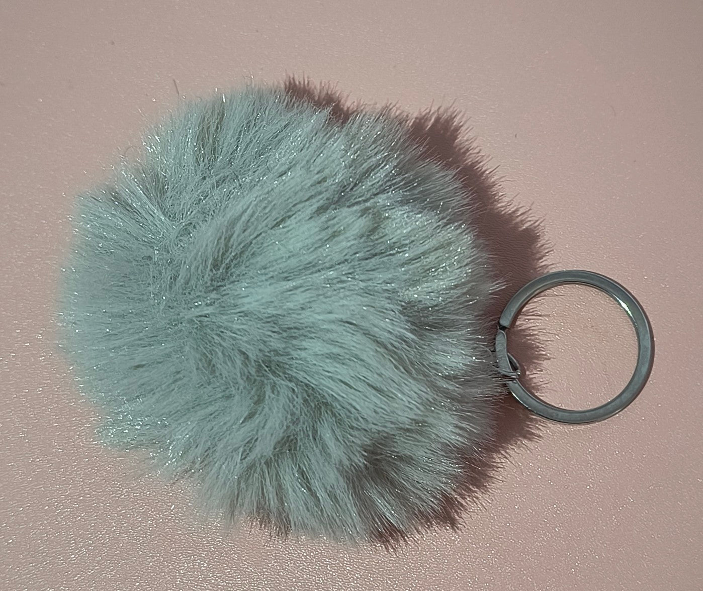 Llavero de Pompón Disponible en Diferentes Colores – Perfecto para Llaves o Decorar tu Bolso - tenemosturegalo.es