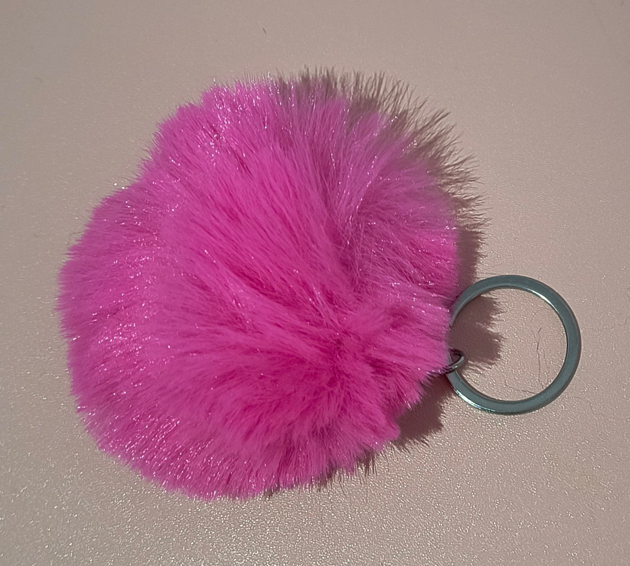 Llavero de Pompón Disponible en Diferentes Colores – Perfecto para Llaves o Decorar tu Bolso - tenemosturegalo.es