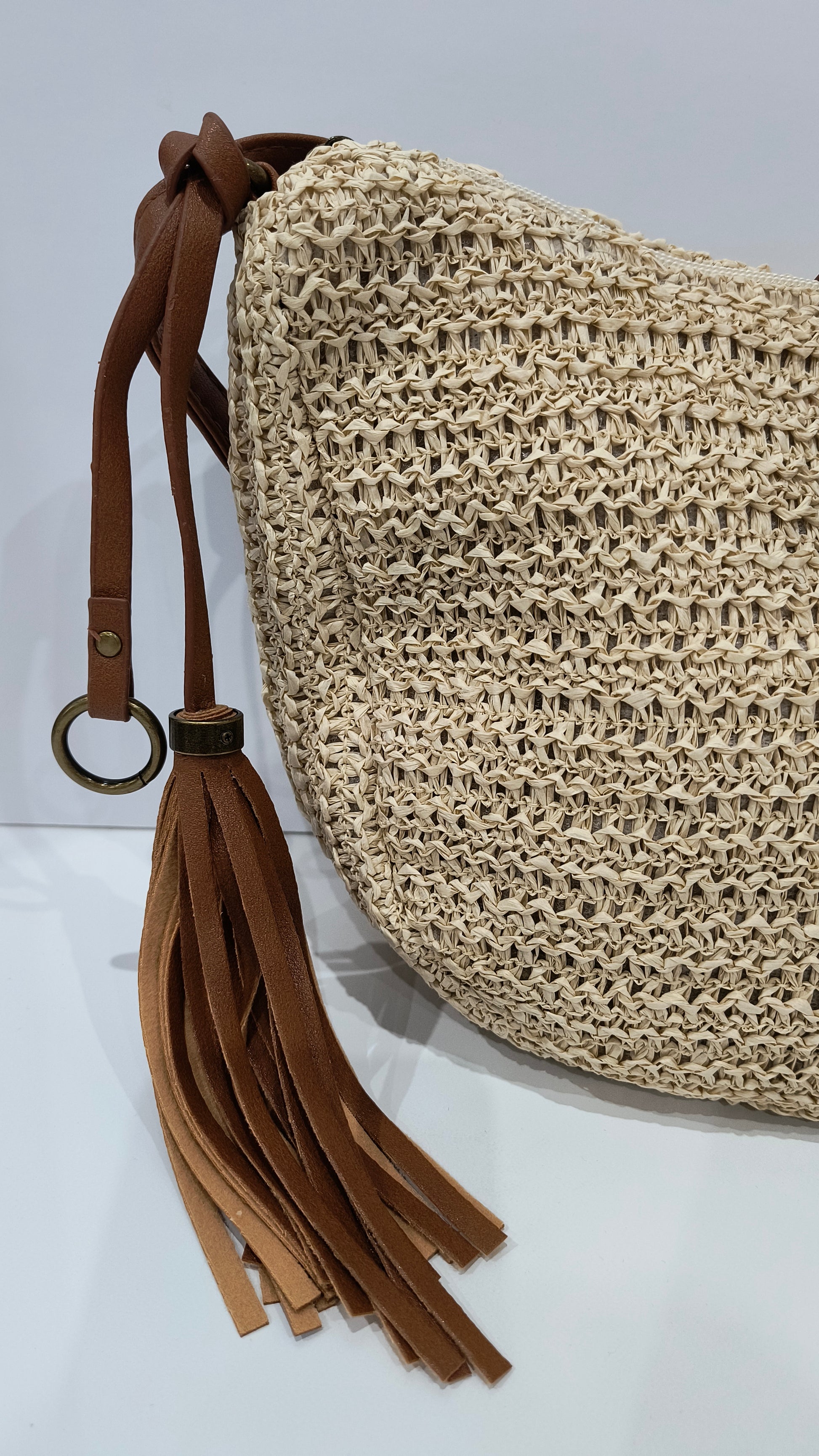 Bolso Bandolera Beige con Cierre de Cremallera, Tira Ajustable y Borla Decorativa – 30x20x8cm - tenemosturegalo.es