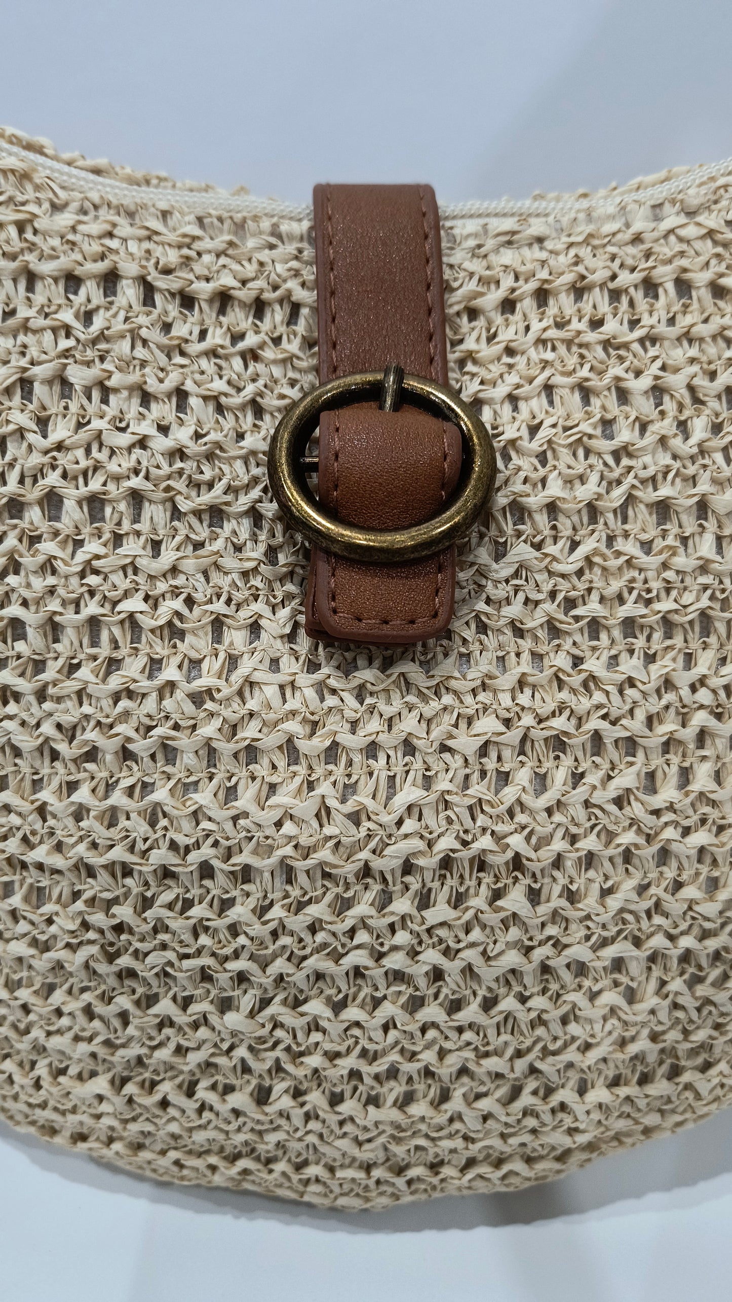 Bolso Bandolera Beige con Cierre de Cremallera, Tira Ajustable y Borla Decorativa – 30x20x8cm - tenemosturegalo.es