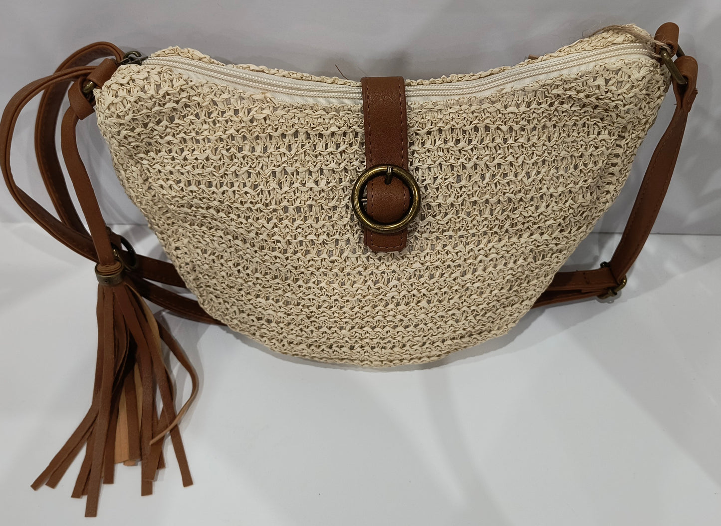 Bolso Bandolera Beige con Cierre de Cremallera, Tira Ajustable y Borla Decorativa – 30x20x8cm - tenemosturegalo.es