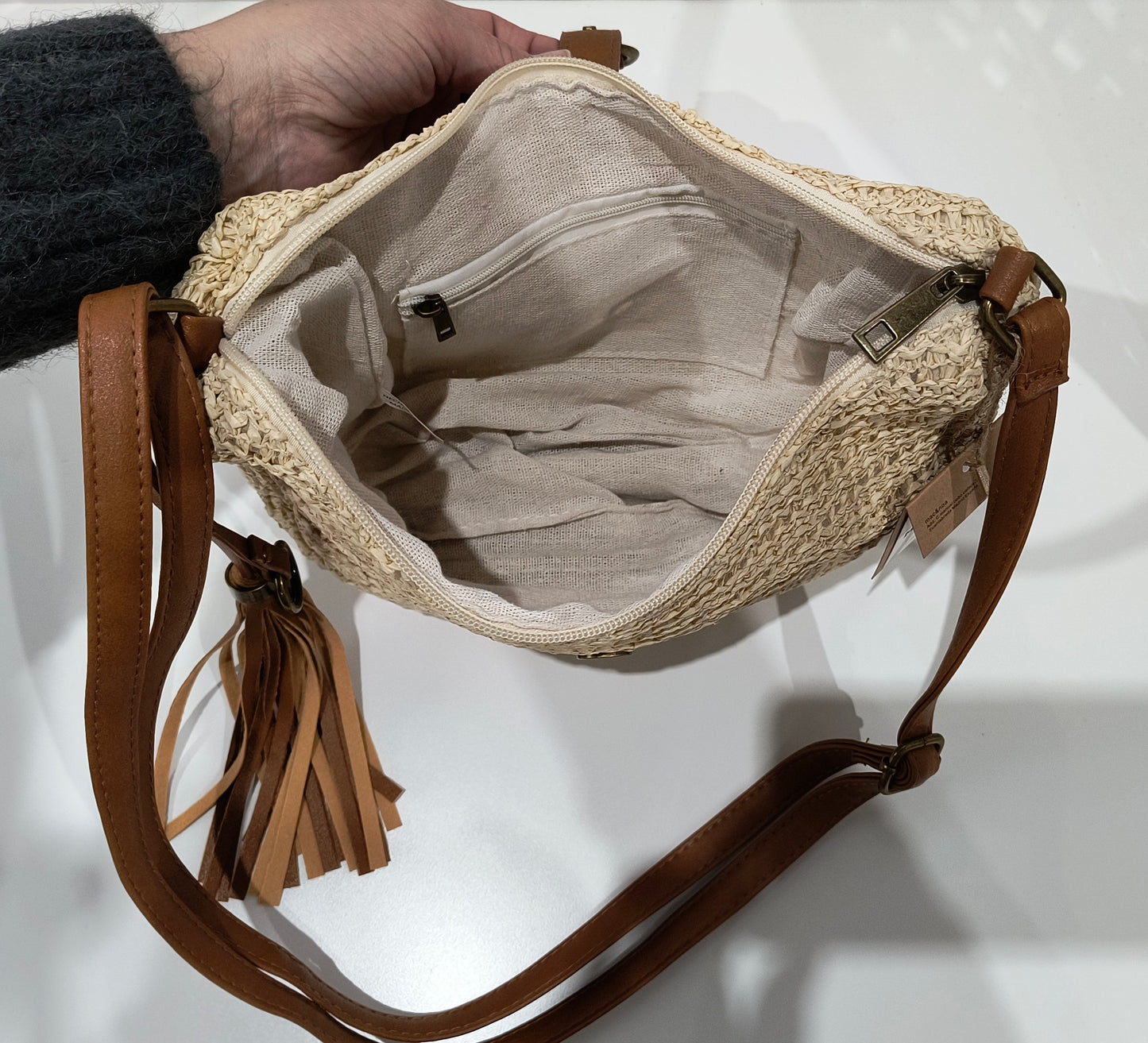 Bolso Bandolera Beige con Cierre de Cremallera, Tira Ajustable y Borla Decorativa – 30x20x8cm - tenemosturegalo.es
