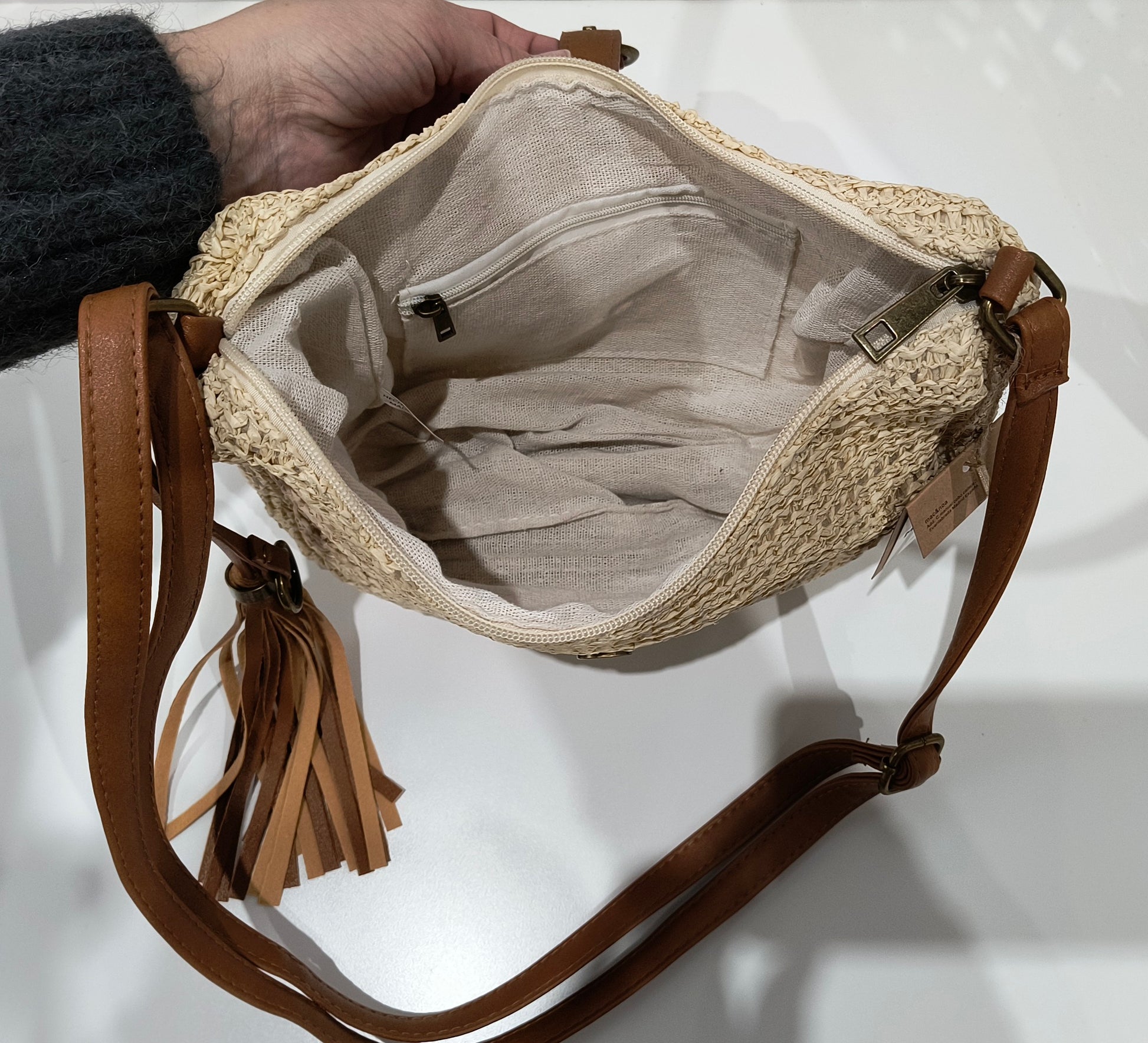 Bolso Bandolera Beige con Cierre de Cremallera, Tira Ajustable y Borla Decorativa – 30x20x8cm - tenemosturegalo.es