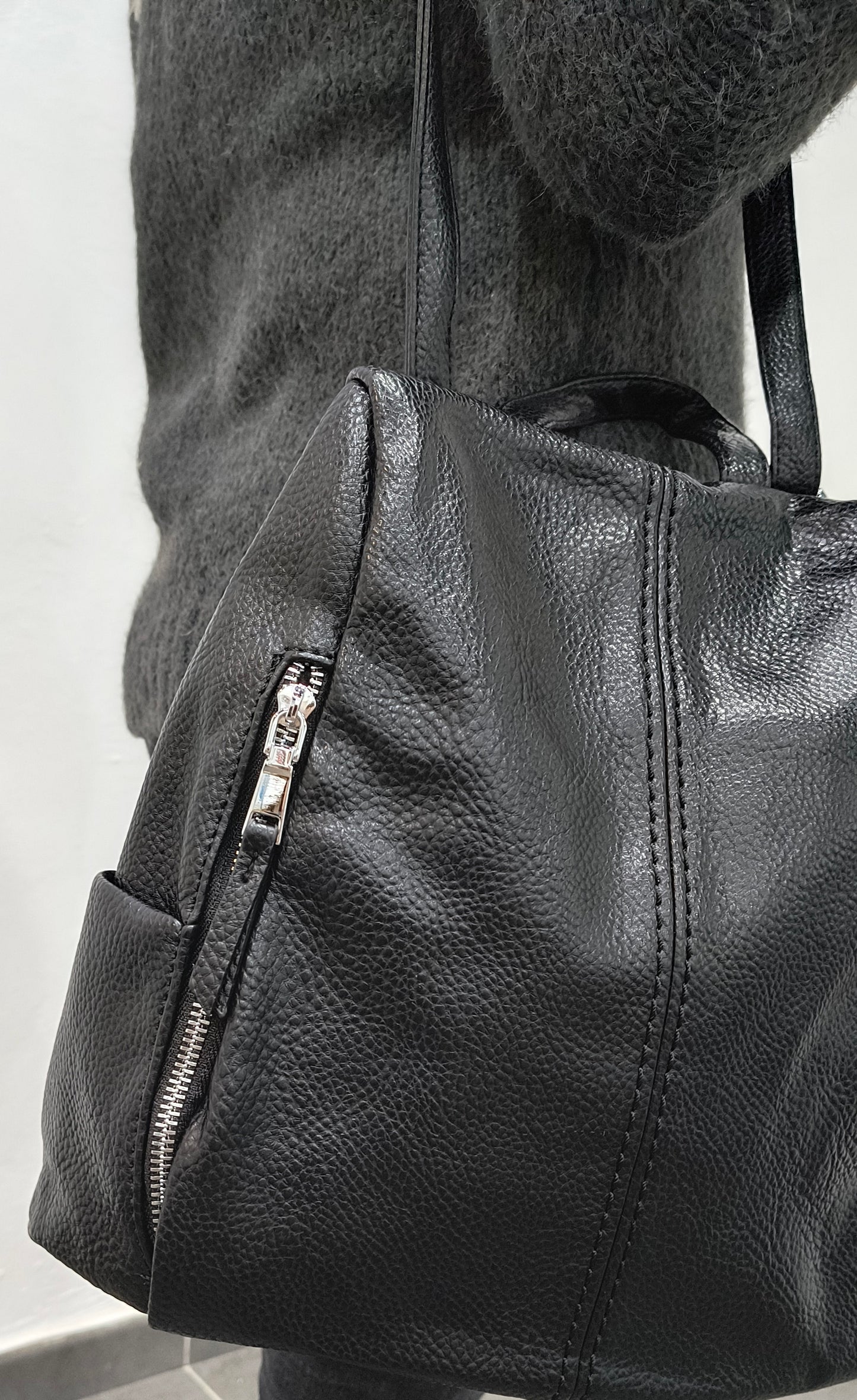 Bolso Mochila Antirrobo Negro con Bolsillo Trasero y Gran Capacidad - 30x36x13 cm - tenemosturegalo.es
