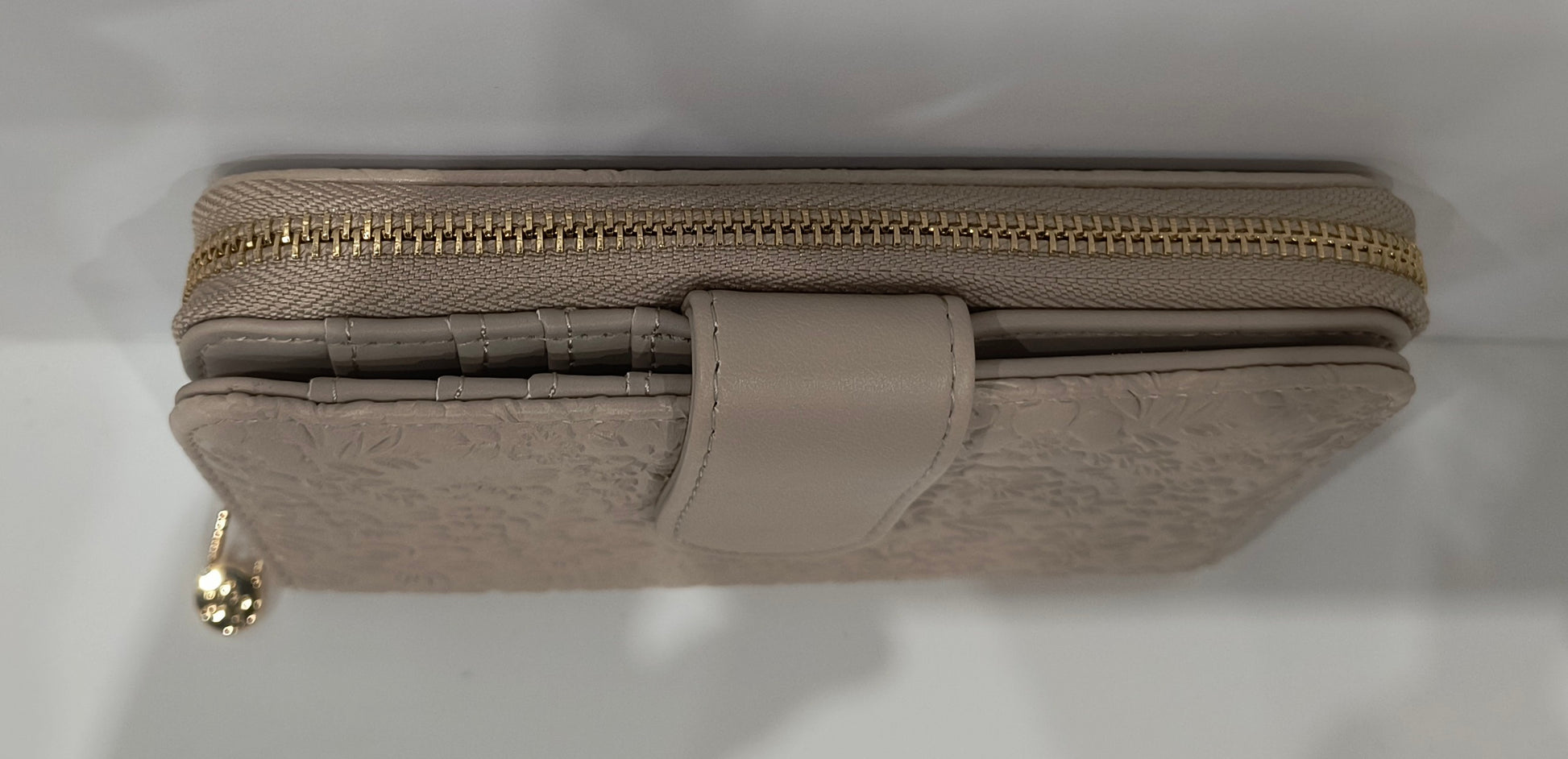 Monedero Cartera de Mujer con Relieve de Flores - Color Beige, Compacto y Funcional (12x9x3 cm) - tenemosturegalo.es