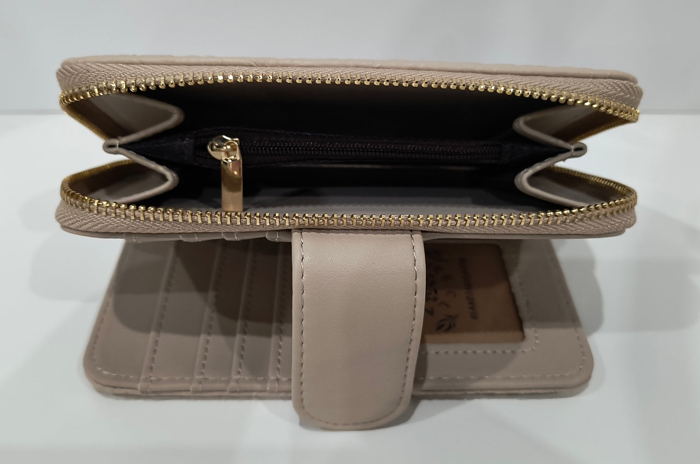 Monedero Cartera de Mujer con Relieve de Flores - Color Beige, Compacto y Funcional (12x9x3 cm) - tenemosturegalo.es