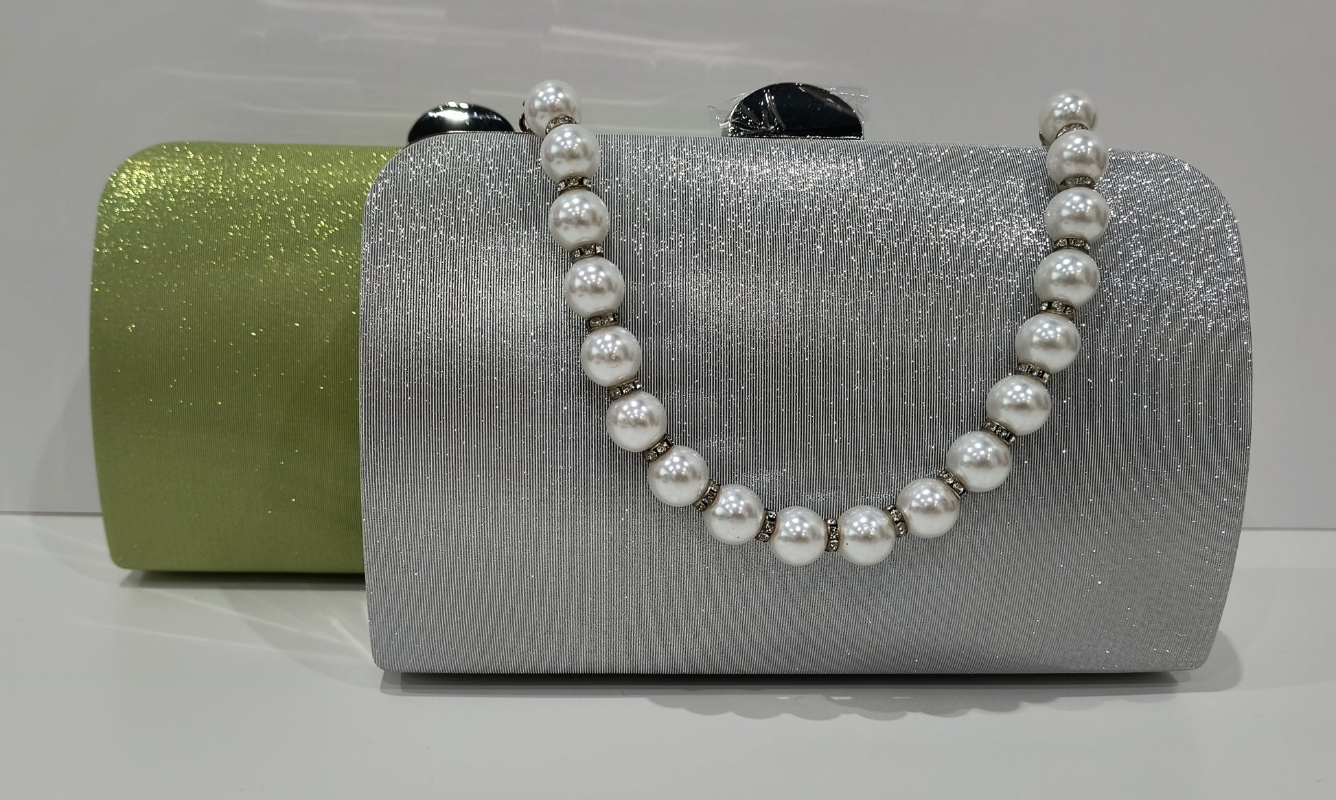 Bolso de Fiesta 20 x 5.5 x 14.5 cm disponible en Verde y Plata con Asa de Perlas y Cadena Extraíble – Un Toque de Distinción y Elegancia - tenemosturegalo.es