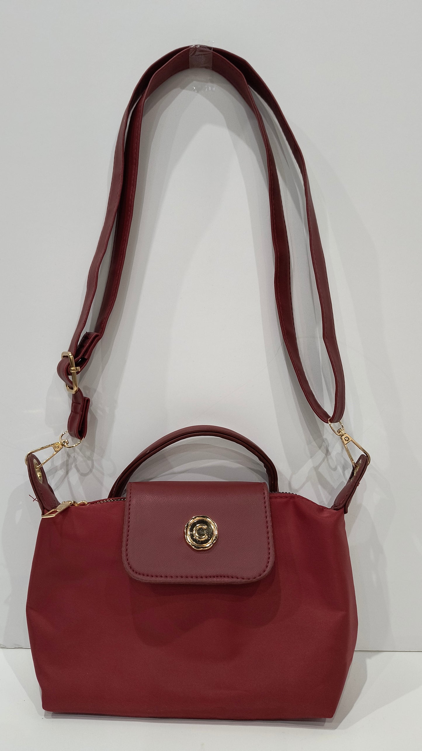 Bolso Bandolera Rojo Oscuro 21 cm de ancho, 14 cm de alto y 7,5 cm de profundidad— con Detalles Dorados – Elegancia Compacta para San Fermín