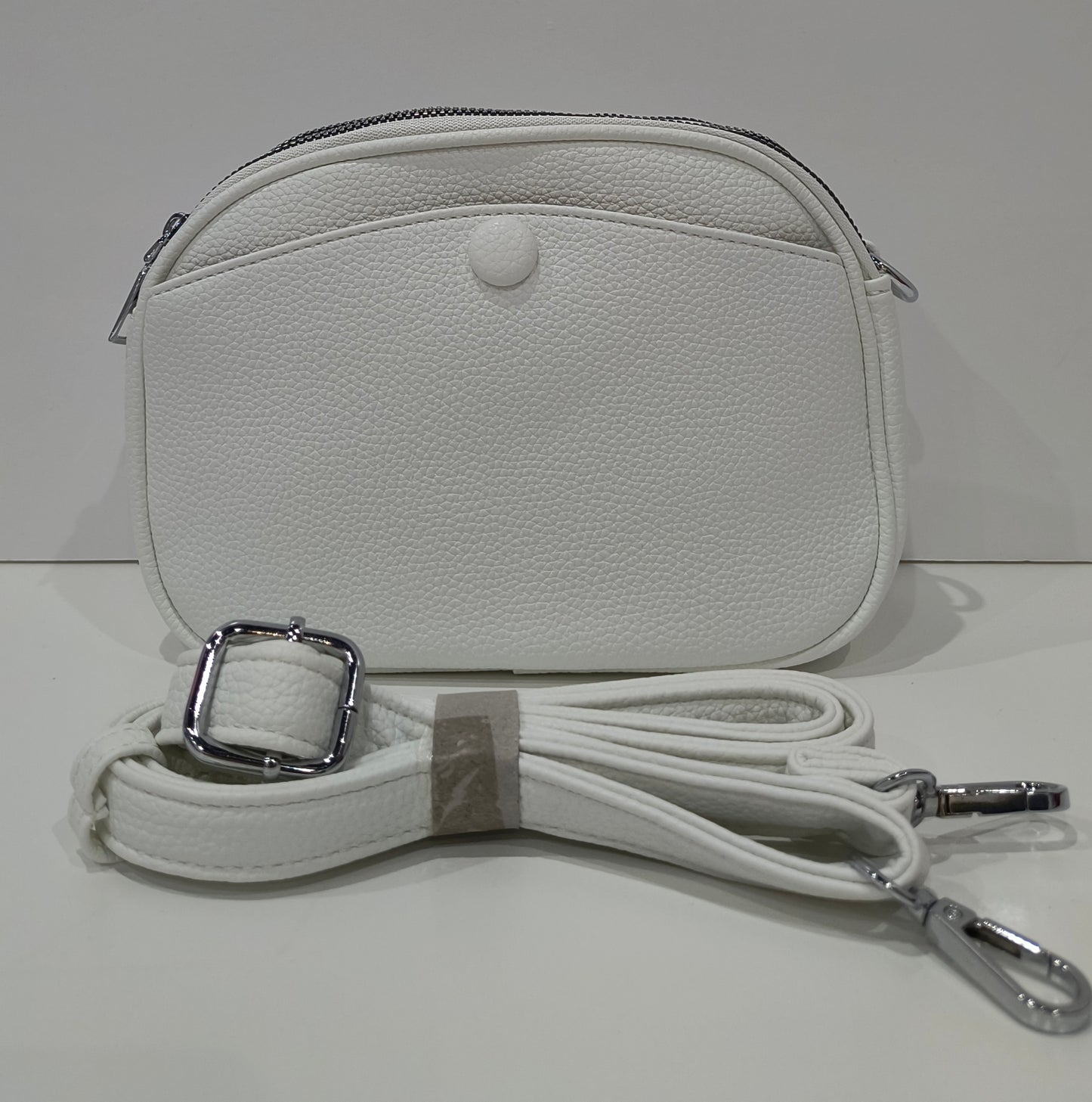 Bolso Bandolera Blanca 21x16x8 cm con Bolsillo Frontal Hermético y tres bolsillos con cierre cremallera ideal para San Fermín