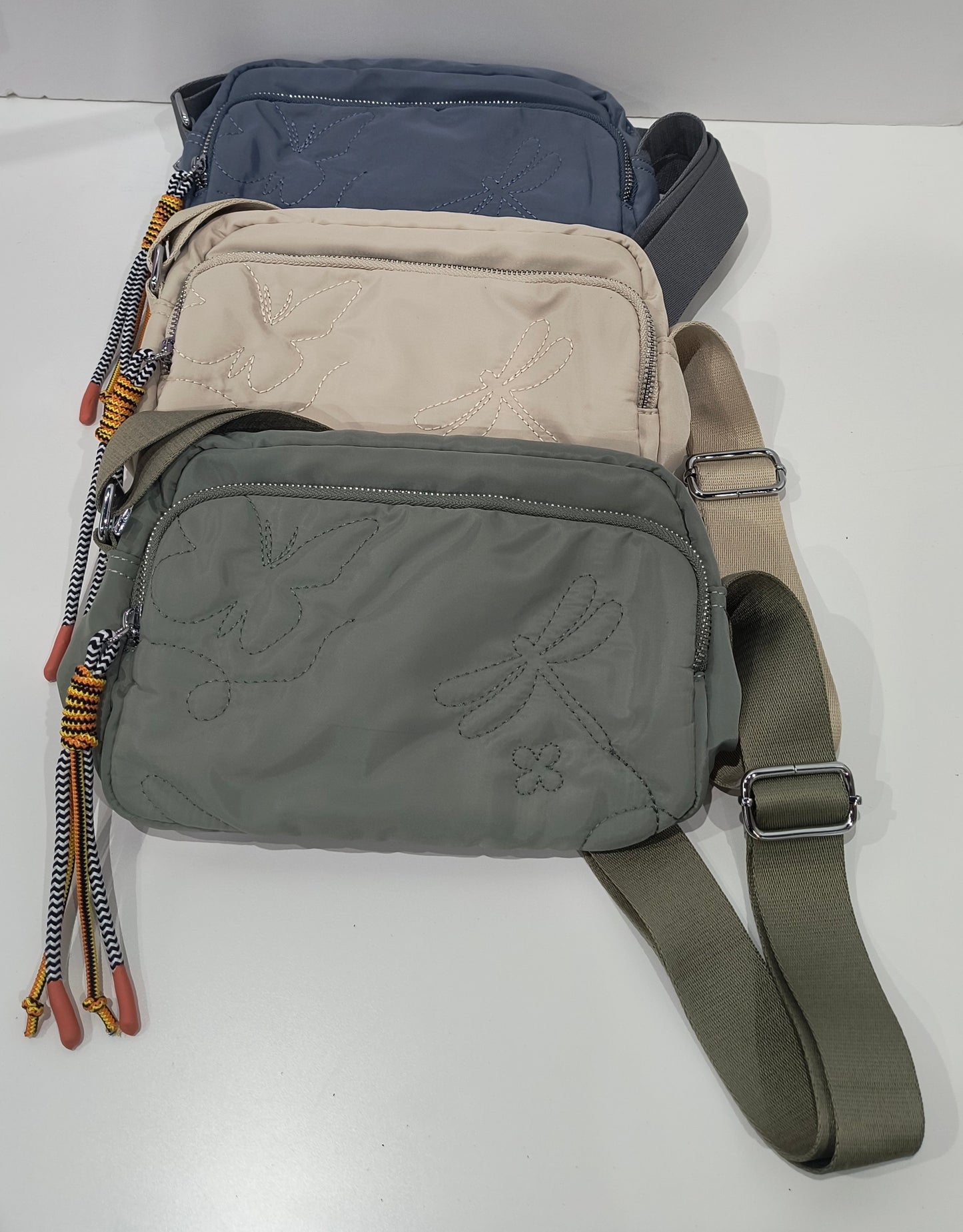 Bolso Bandolera 30X19X9cm  disponible en color Azul, Beige y Verde – Comodidad, Estilo y Versatilidad en un Solo Accesorio