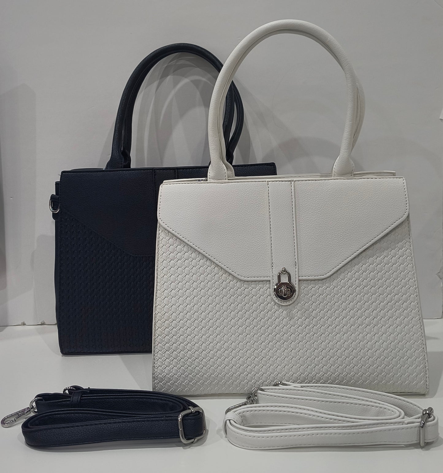 Bolso Ancho 25cm Alto 20cm Profundo 8cm disponible en color Negro y Blanco con Opción a Bandolera – Elegancia y Versatilidad en un Solo Accesorio