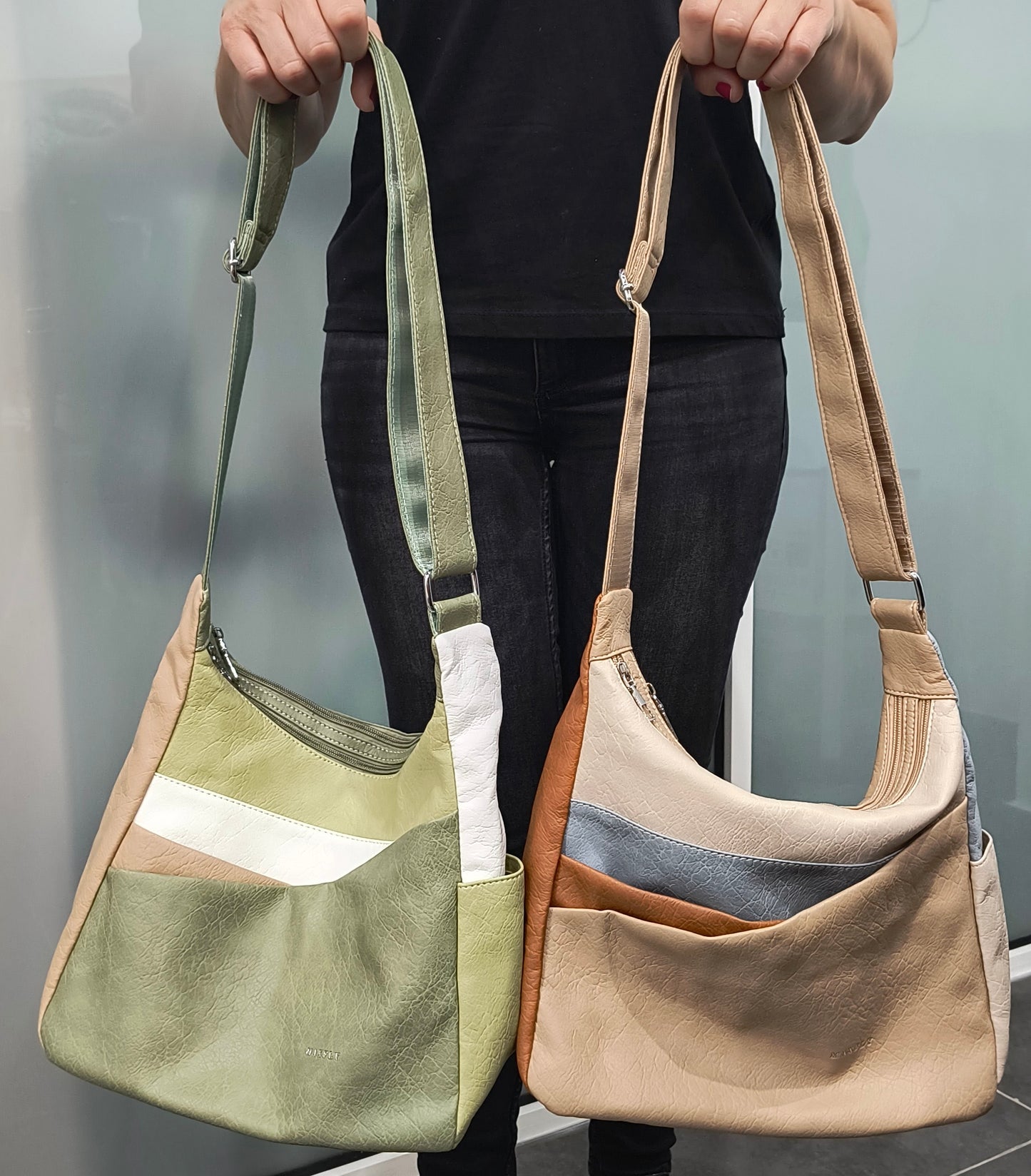Bolso bandolera con doble cremallera en dos combinaciones de colores 30x25x15cm– Opción 1: Verde,beige,marrón claro y verde claro, Opción 2: Marrón claro,beige, azul y beige claro