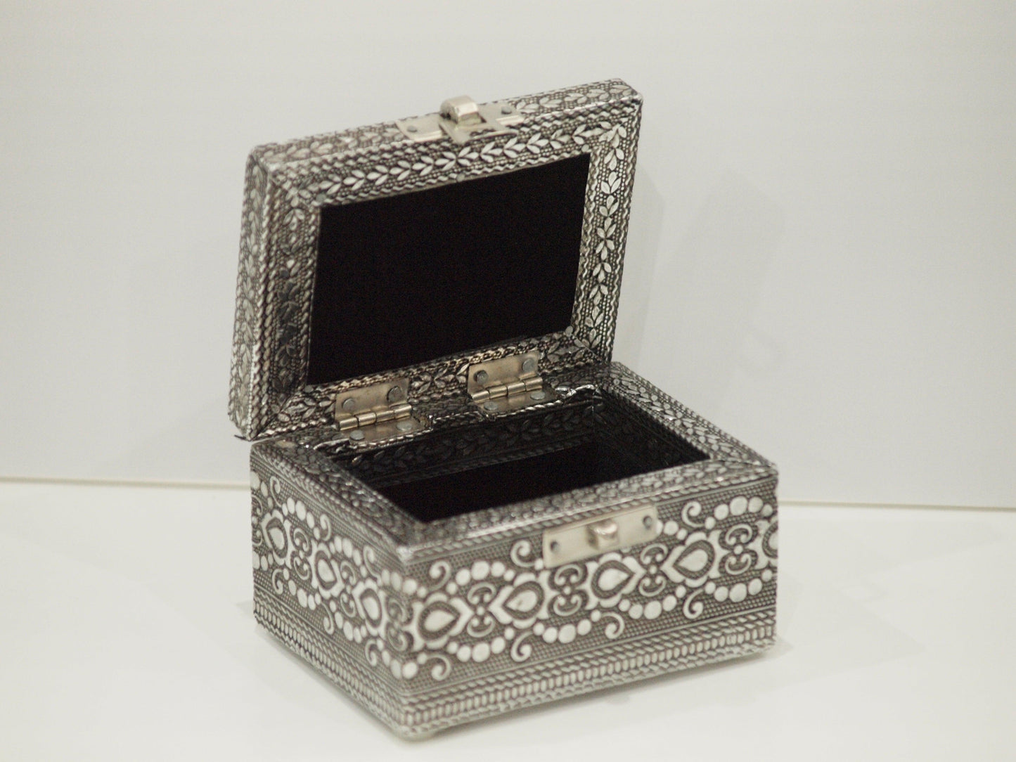 Joyero baúl de metal en color plata 10*6*7,5– Elegancia y sofisticación para tus tesoros - tenemosturegalo.es