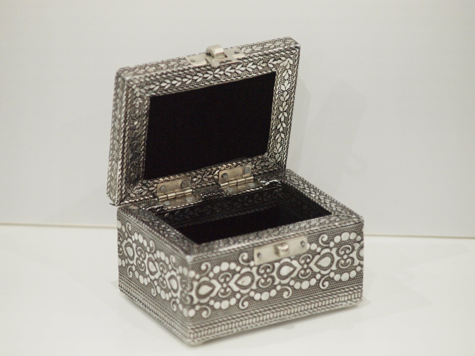 Joyero baúl de metal en color plata 10*6*7,5– Elegancia y sofisticación para tus tesoros - tenemosturegalo.es