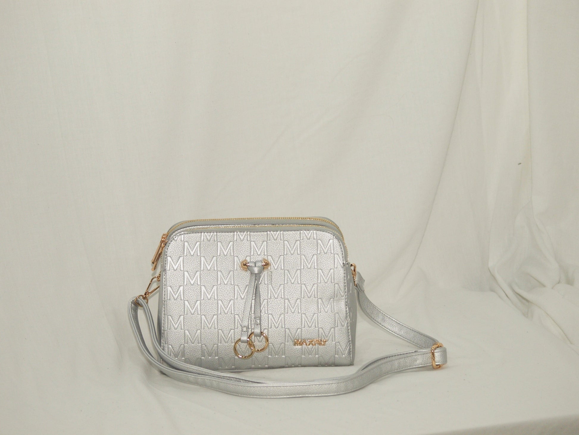 Bolso bandolera plata con tres cremalleras – Estilo, organización y comodidad en un solo accesorio - tenemosturegalo.es
